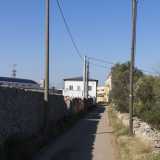 Siamo proprio al confine tra la parte industriale della zona (rappresentata da alte ciminiere in disuso) e quella rurale, marcata con l�inizio di un lungo e continuo muretto a secco